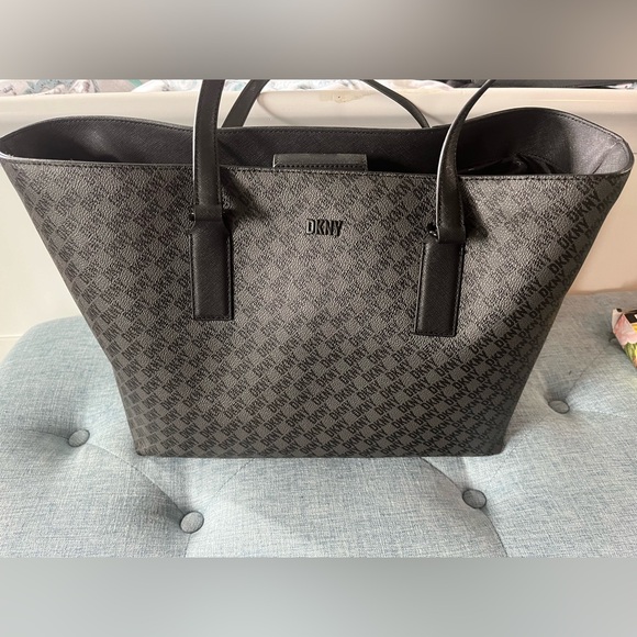 BNWT DKNY TOTE PURSE WITH WROST CLUTCH INSIDE - Picture 1 of 6
